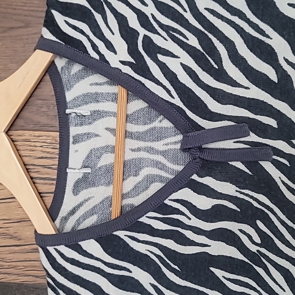 C.D. Womens Animal Print Sweater Gray White Pullover Knit Top - Picture 3 of 7